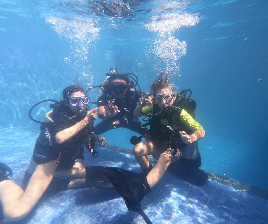 scuba divers lembongan