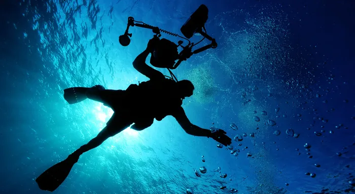 divers - dive in a strong current