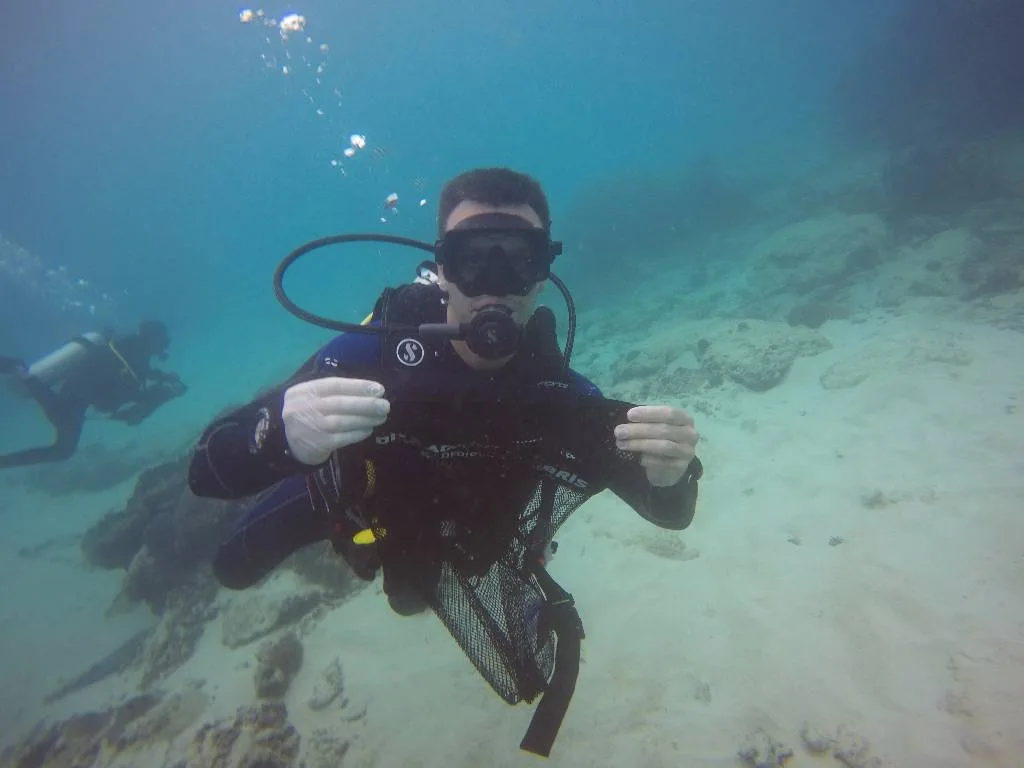 PADI Divemaster Candidate conducts Dive Against Debris
