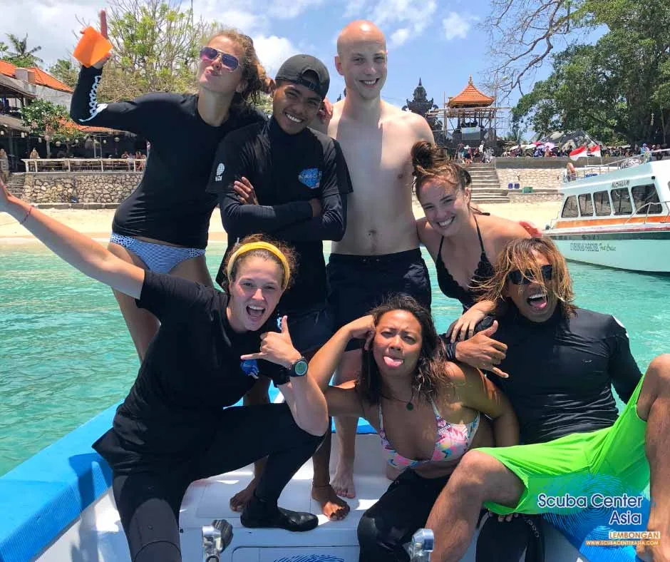 Friends-and-crew-on-SCA-boat-after-diving