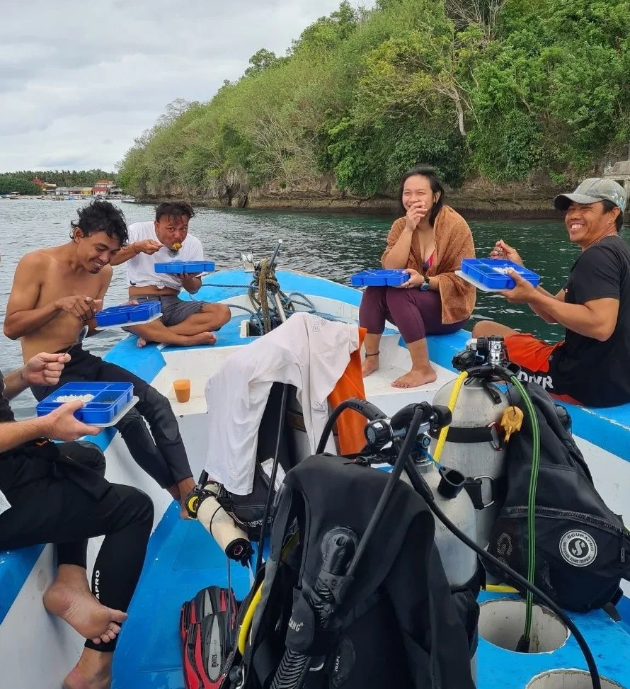 dive team enjoying indonesian brunch in between dives